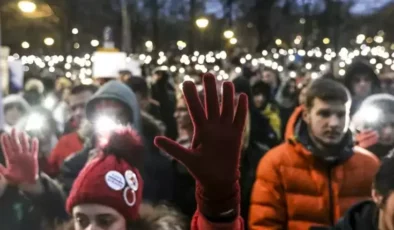 Sırbistan’da Öğrenciler, Grev Yapan Öğretmenlere Destek İçin Gösteri Düzenledi