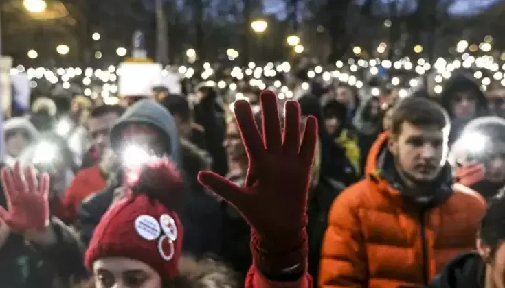 Sırbistan’da Öğrenciler, Grev Yapan Öğretmenlere Destek İçin Gösteri Düzenledi