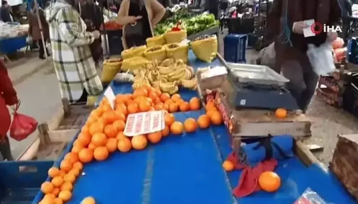 Bolu’da Pazarcı Öğrencilere Ücretsiz Meyve Dağıttı